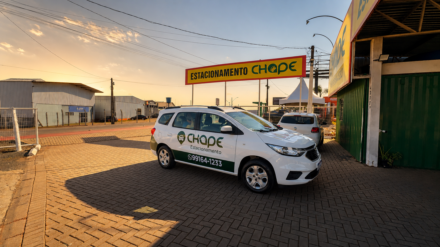 Estacionamento coberto do Aeroporto de Chapecó ao entardecer